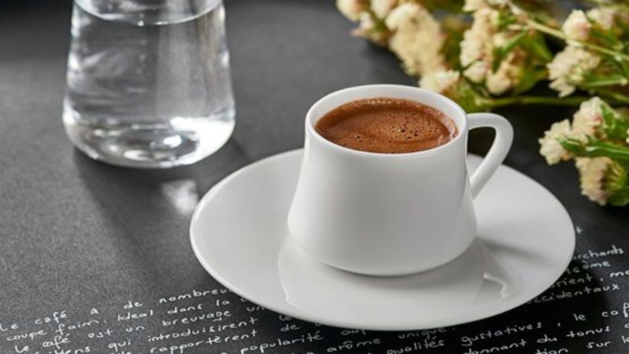 Türk kahvesini fokur foku köpürten teknik! Köpüksüz kahve kalmayacak