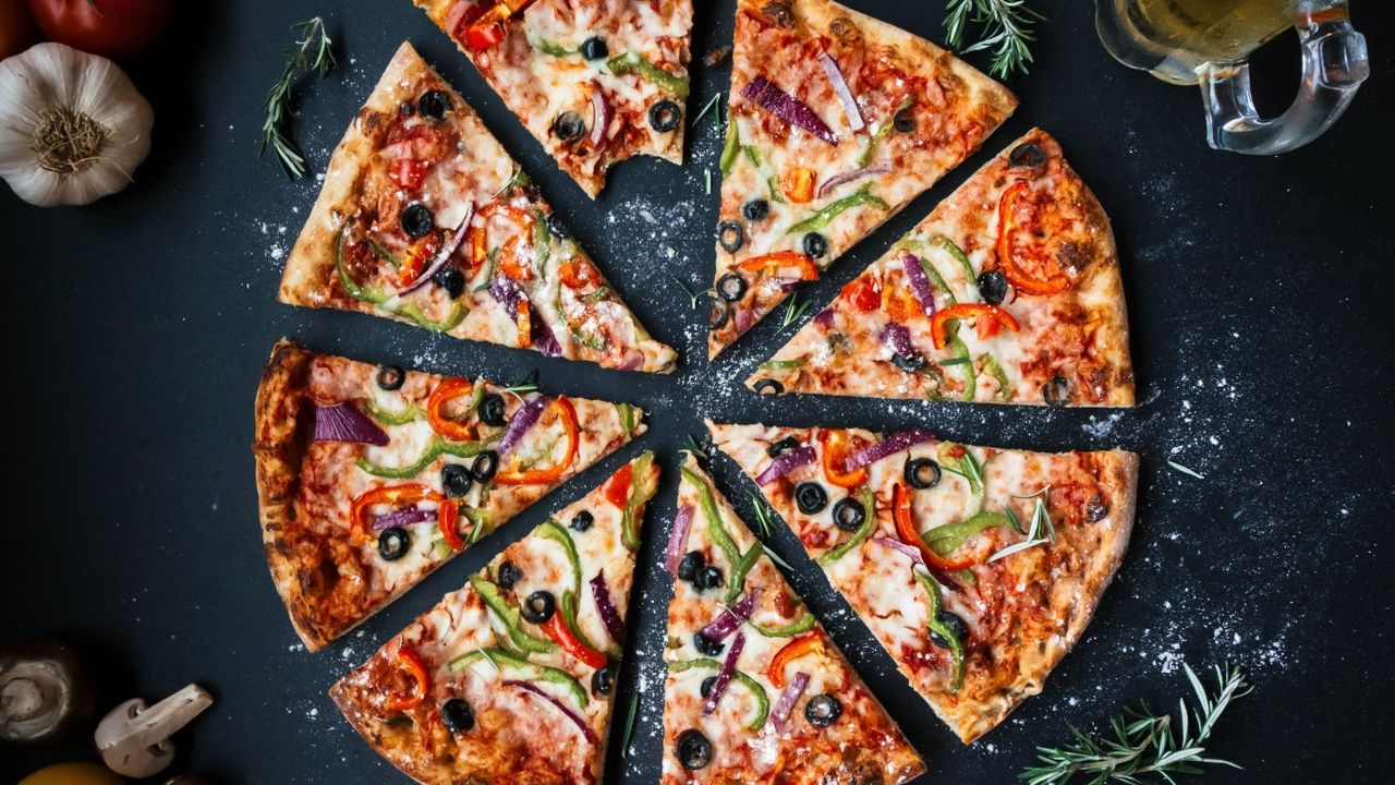 5 malzemeniz varsa ev pizzanız hazır! Sadece yarım saat vaktinizi alacak