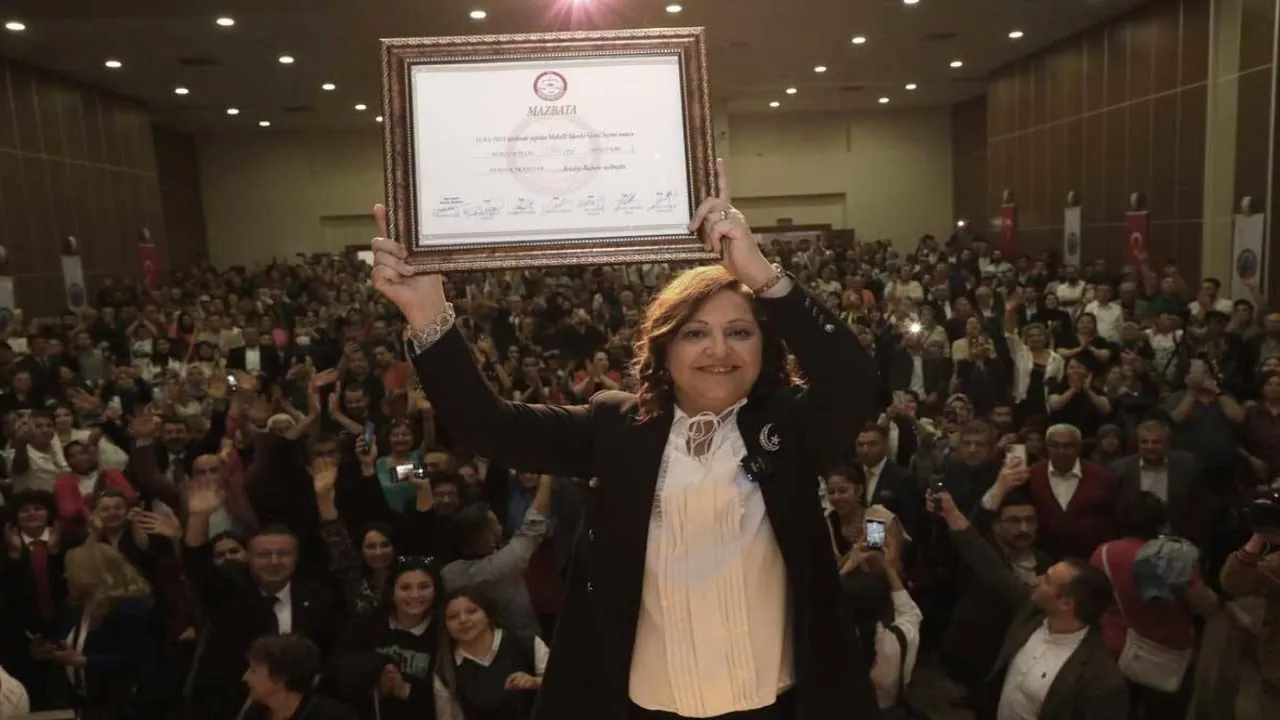 Afyonkarahisar’ın ilk kadın belediye başkanı mazbatasını aldı