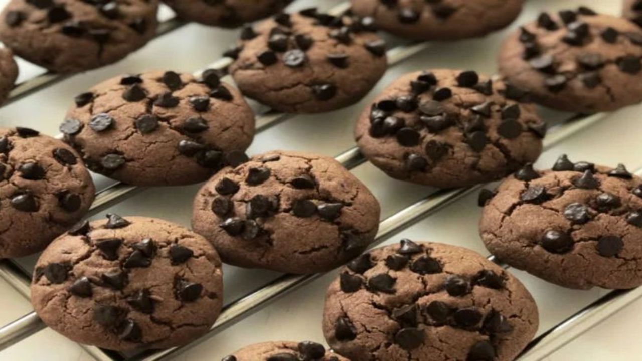 Airfryer’ı olan kesin bu tarifi denesin! 15 dakikada bol çikolatalı kurabiye yapacaksınız