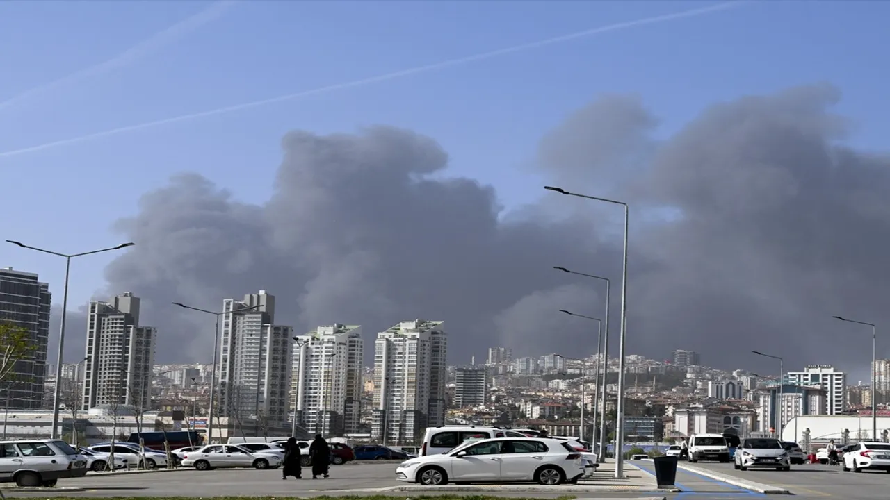 Ankara’da Hurdacılar Sitesinde çıkan yangına müdahale devam ediyor