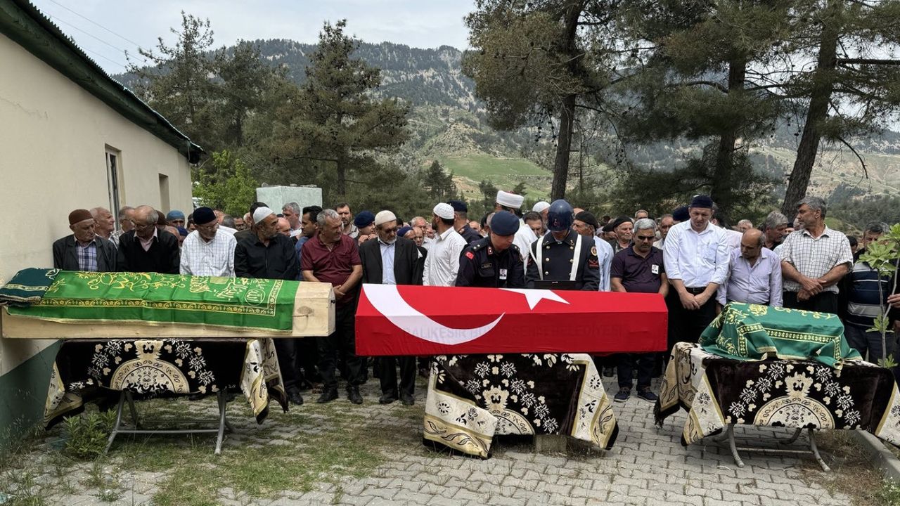 Balıkesir Kepsut'ta kazada yaşamını yitiren Jandarma uzman çavuş ve ailesi toprağa verildi