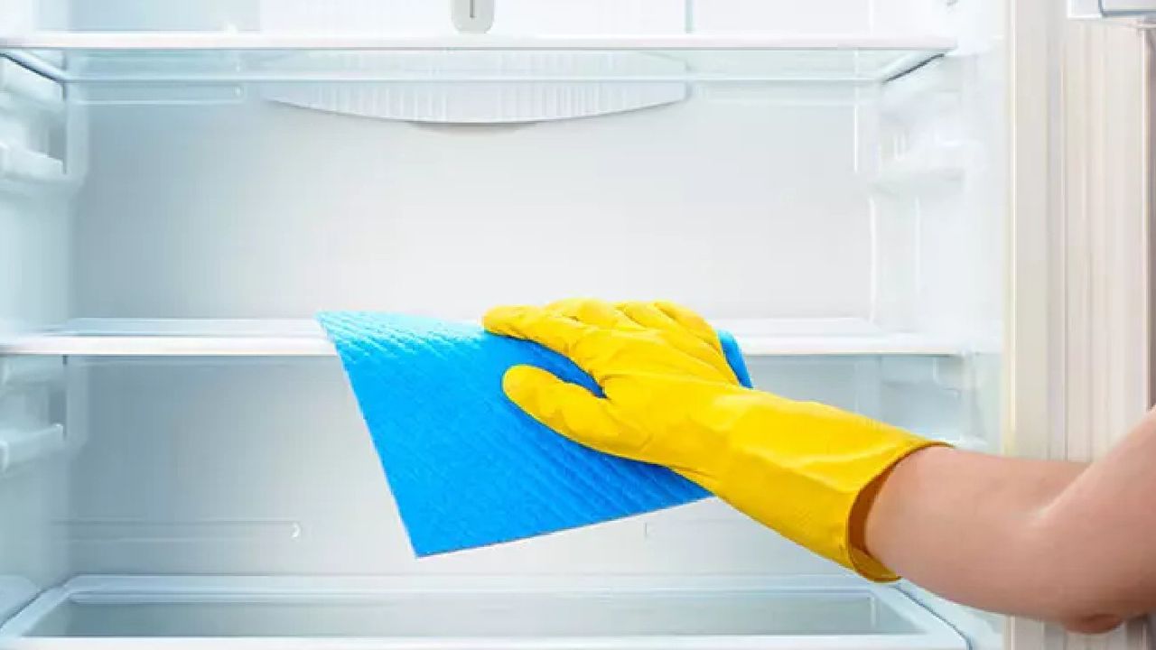 Buzdolabının gücünü katlayan temizleme tekniği! Ev hanımları dahi bu bilgiden bir haber