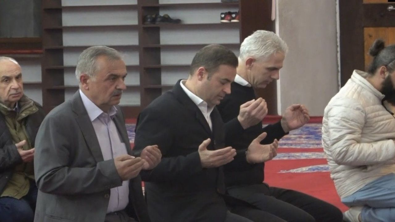 CHP'nin 74 yıl sonra kazandığı Balıkesir'in yeni başkanı Ahmet Akın görevine şükür namazı ve dua ile başladı