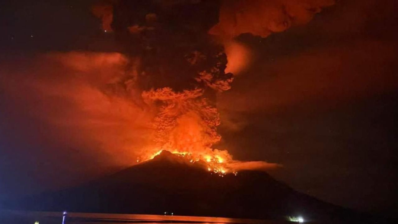 Endonezya’da acil durum: Ruang Yanardağı patladı, yüzlerce kişi tahliye edildi