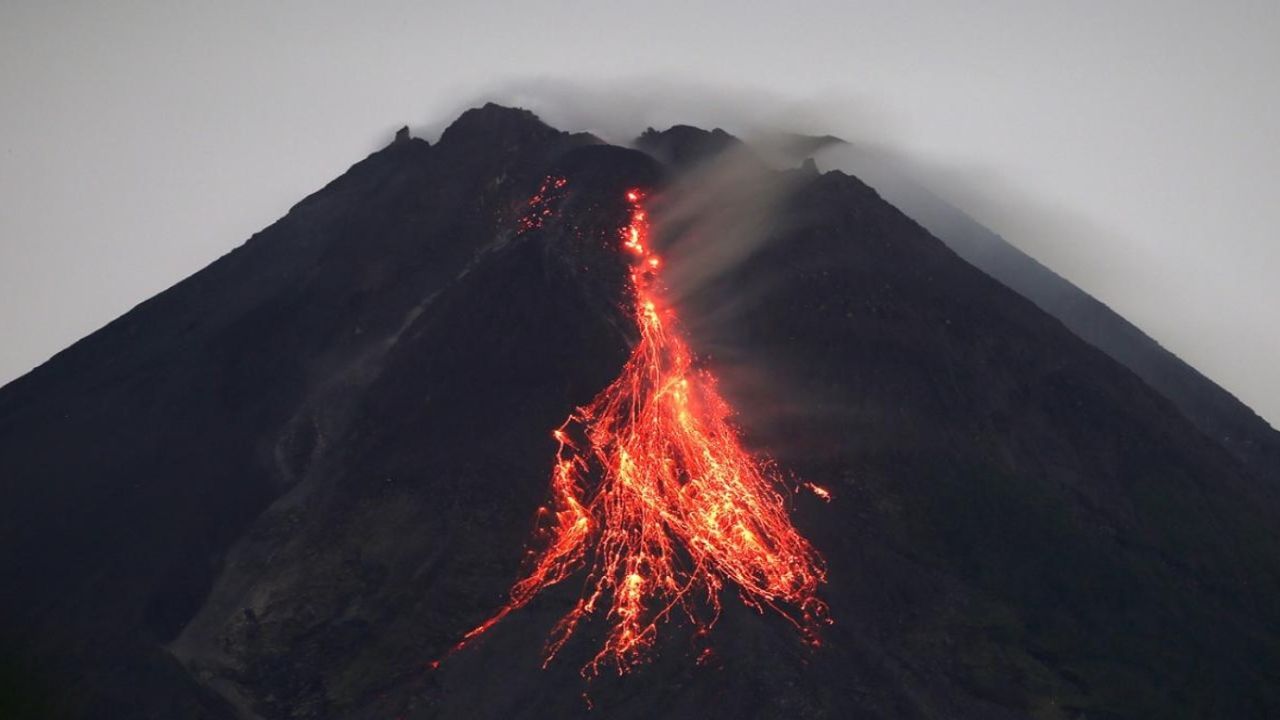 Endonezya’da bulunan Merapi Yanardağı’nda patlama