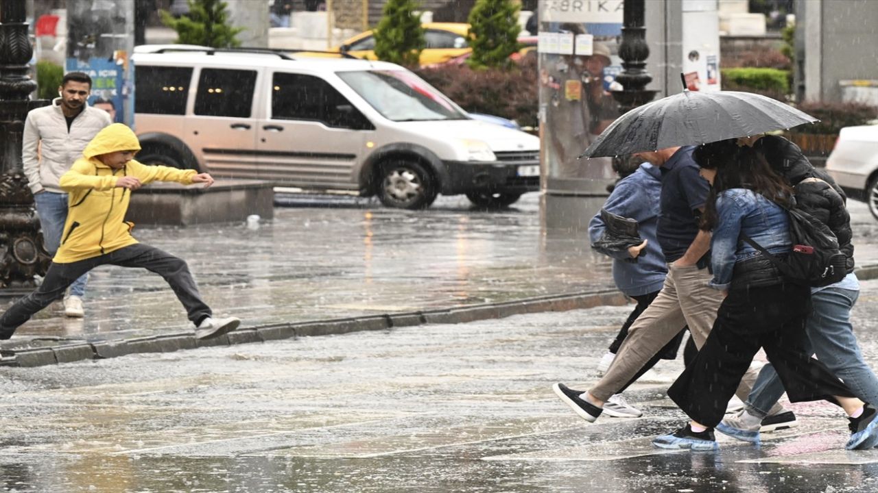 Fırtına ve sağanak Ankara’yı vurdu: Hava şartları yaşamı olumsuz etkiledi