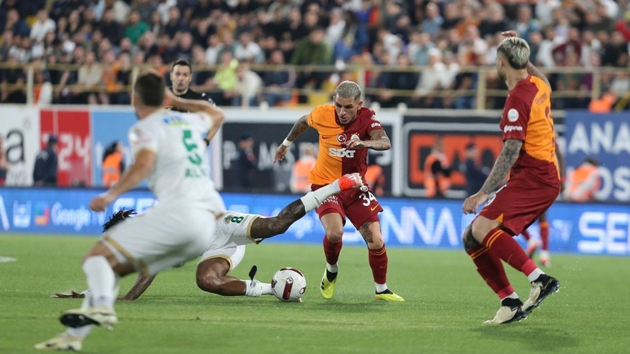 Galatasaray Alanyaspor'u 4-0 yendi ve liderliğini korudu!