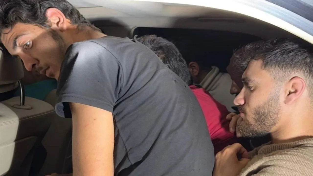 Hatay’da lüks araçların içerisinden kaçak göçmenler çıktı