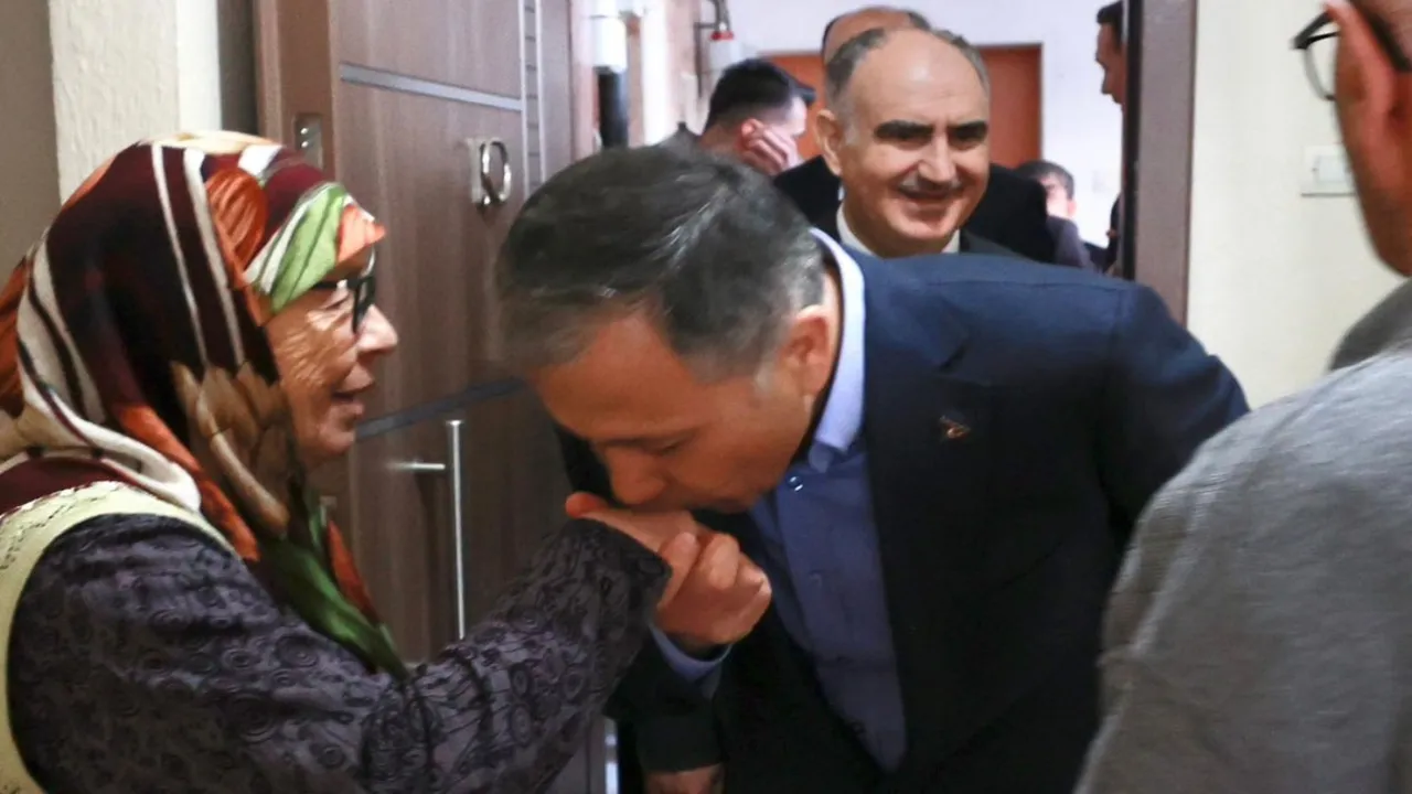 İçişleri Bakanı Ali Yerlikaya, Konya'da şehit ailelerini ziyaret etti