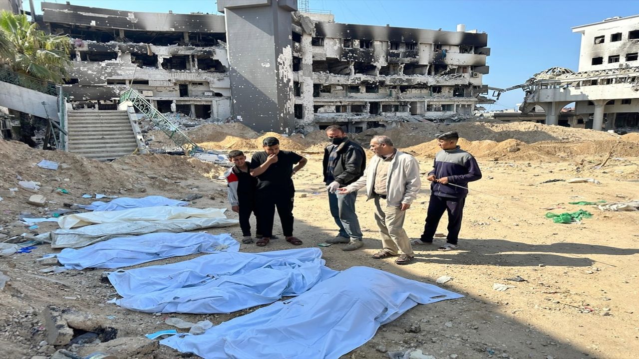 İsrail’in harabeye çevirdiği Şifa Hastanesi’nde toplu mezar ortaya çıktı
