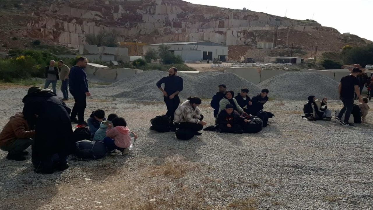 İzmir’de göçmen kaçakçıları ve düzensiz göçmenlere operasyon: 29 kişi yakalandı
