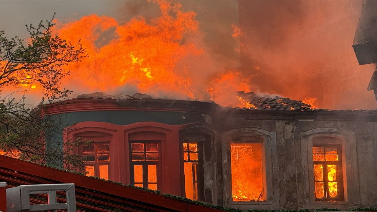 Kırklareli’ndeki tarihi binada yangın: Ekipler müdahale ediyor