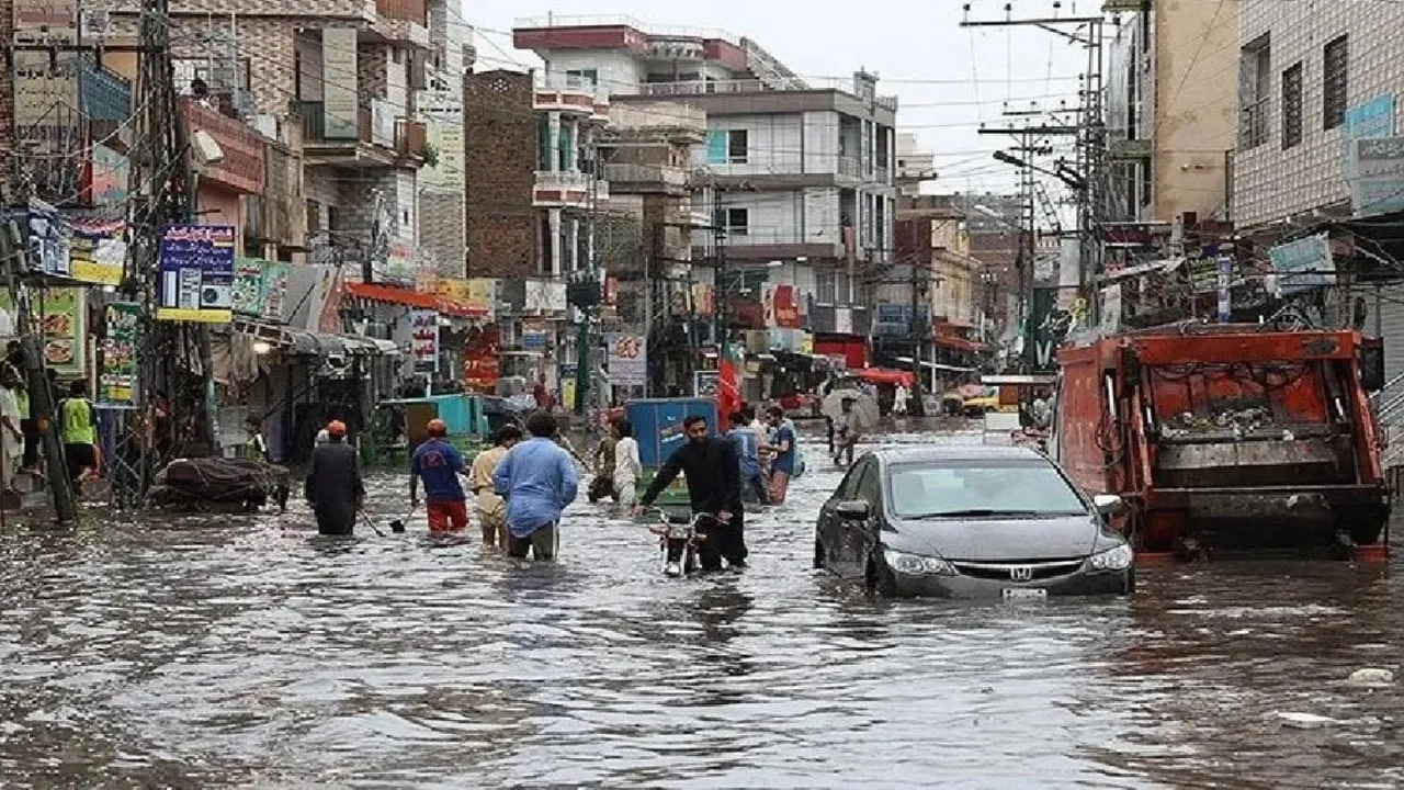 Pakistan'da şiddetli yağışlar ve yıldırım felaketi: 55 kişi yaşamını yitirdi