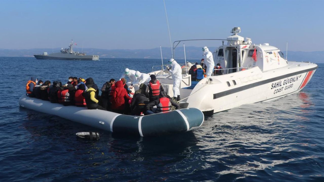 Sahil Güvenlik ekipleri, Marmaris ve Datça açıklarında düzensiz göçmenleri kurtardı
