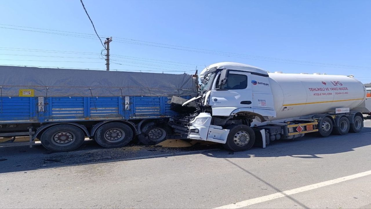 Sakarya’da tankerin tıra çarpması sonucu 1 kişi hayatını kaybetti