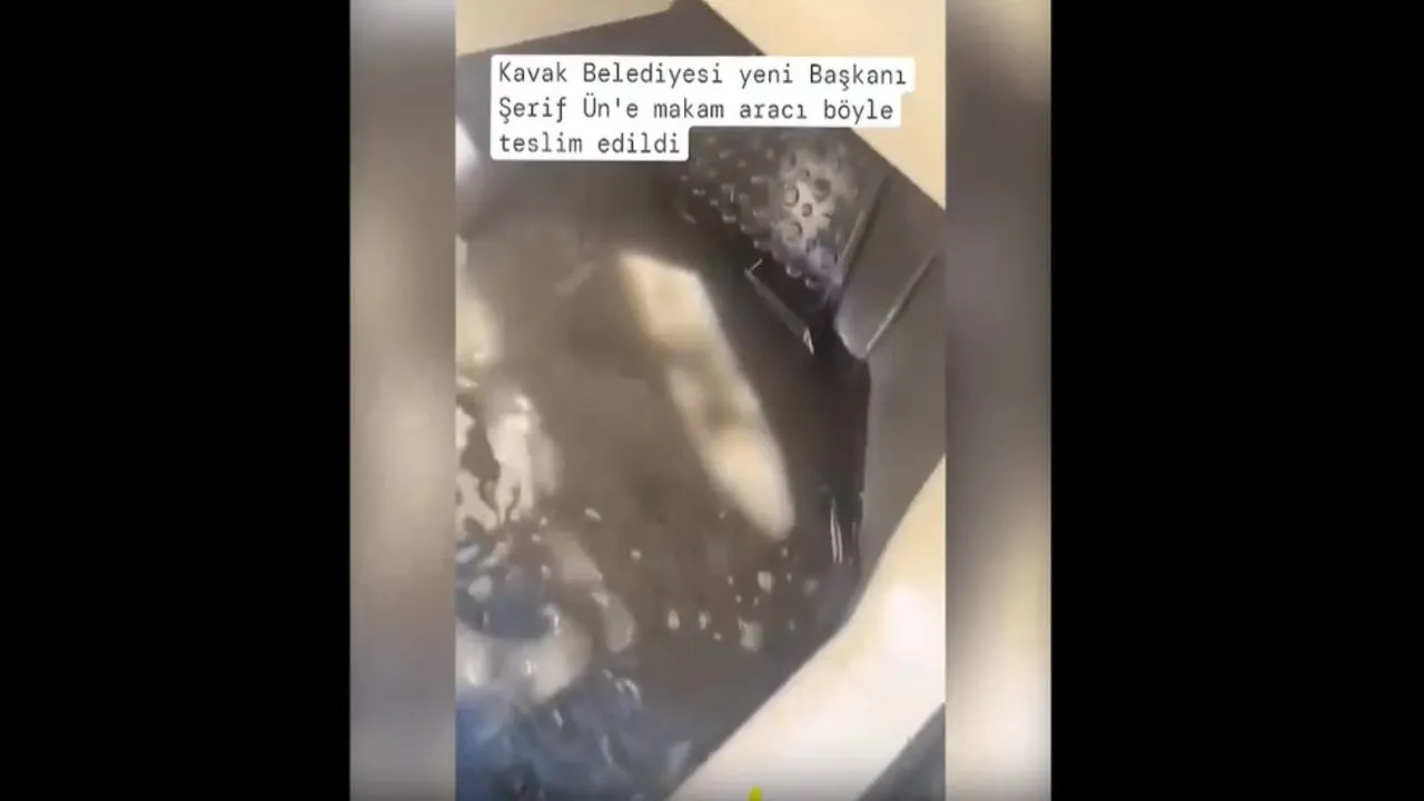 Samsun Belediye başkanı seçiminin ardından makam aracını suyla doldurup teslim yaptı