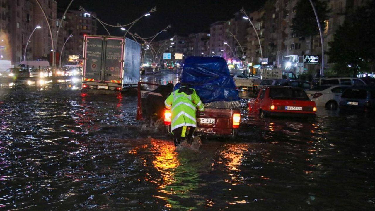 Uşak ve Nevşehir'de şiddetli sağanak ve dolu felaketi: Yollar sular altında kaldı, tarım zarar gördü