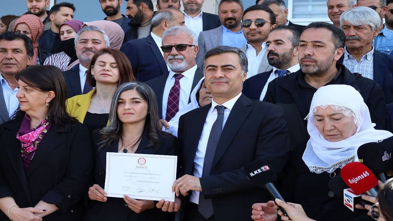 Van Büyükşehir Belediye Başkanı Abdullah Zeydan mazbatasını aldı