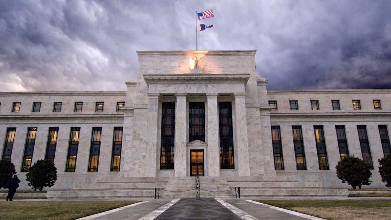 ABD Merkez Bankası (Fed), politika faizini 23 yılın en yüksek seviyesinde sabit tutuyor