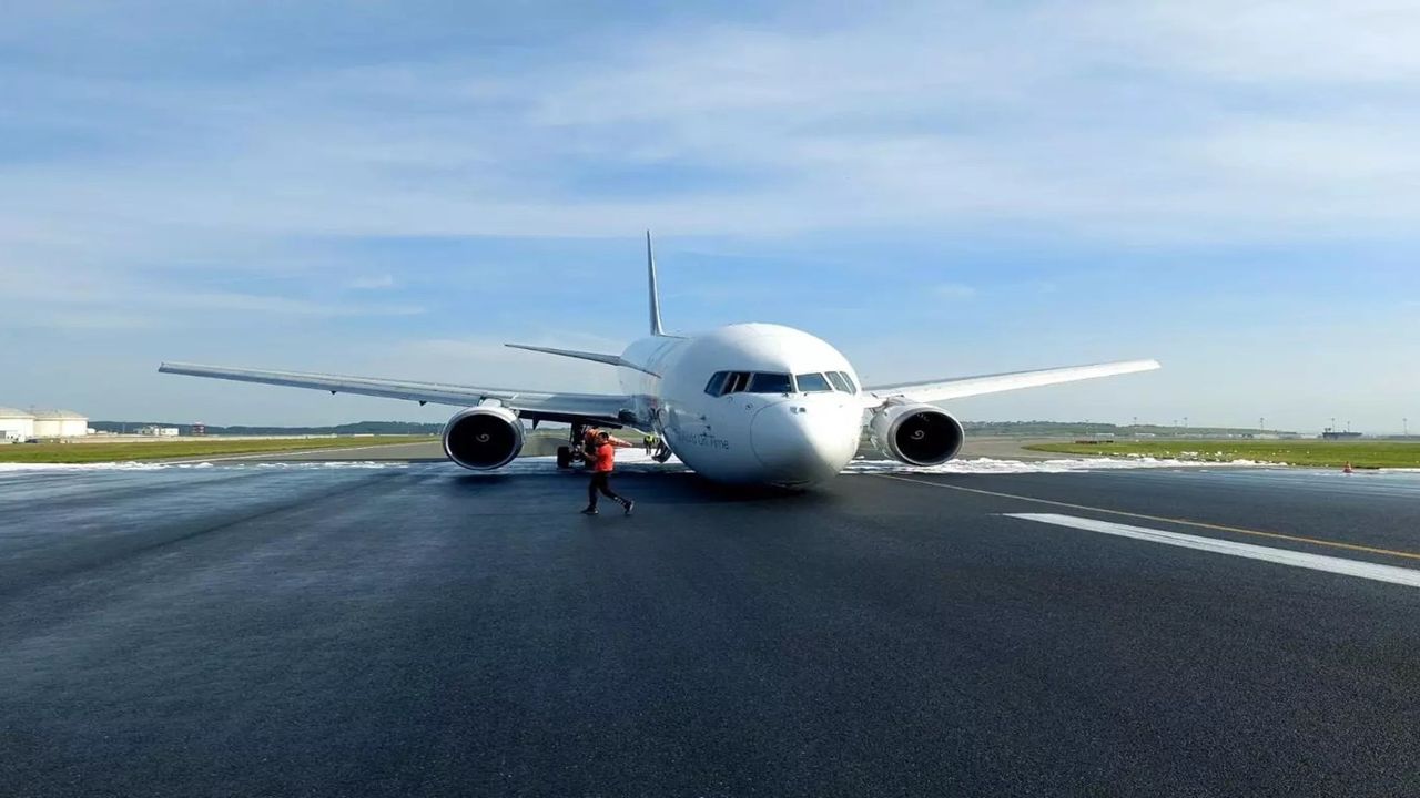 Antalya’da bir uçak daha gövde üstü iniş yaptı: Tekeri patlayan uçak faciadan döndü