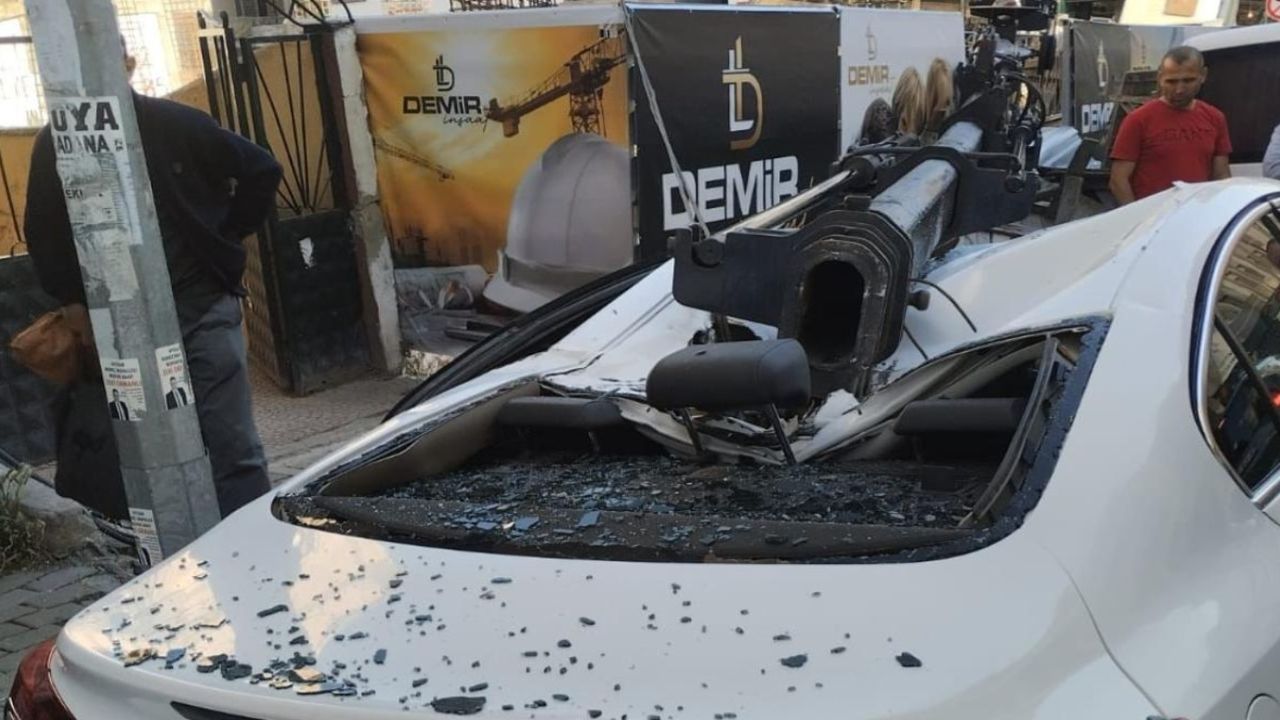Avcılar'da inşaat kazası: Kamyon üstü vinç park halindeki otomobilin üstüne devrildi