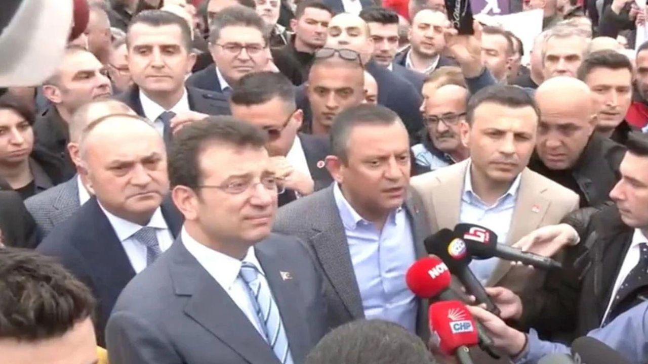 CHP lideri Özgür Özel ve İBB Başkanı İmamoğlu Saraçhane’de buluştu: “Taksim’e doğru hareket edeceğiz”