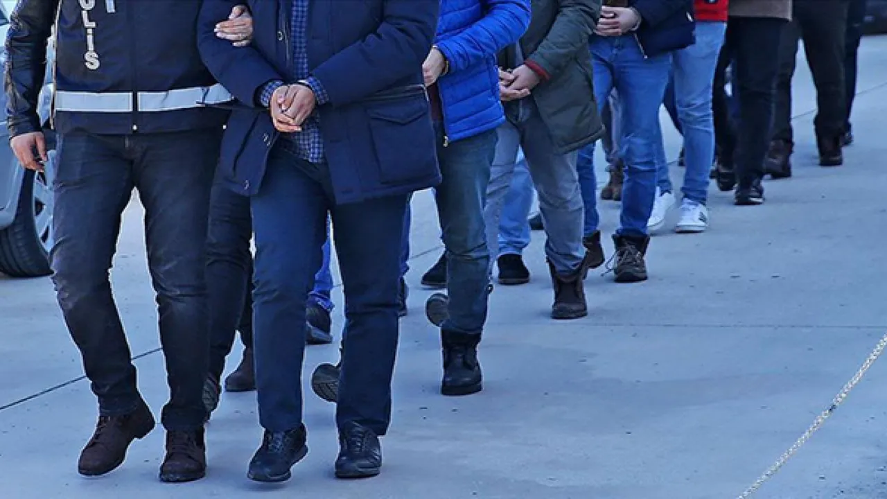 İzmir merkezli operasyonlarda FETÖ’ye 19 gözaltı