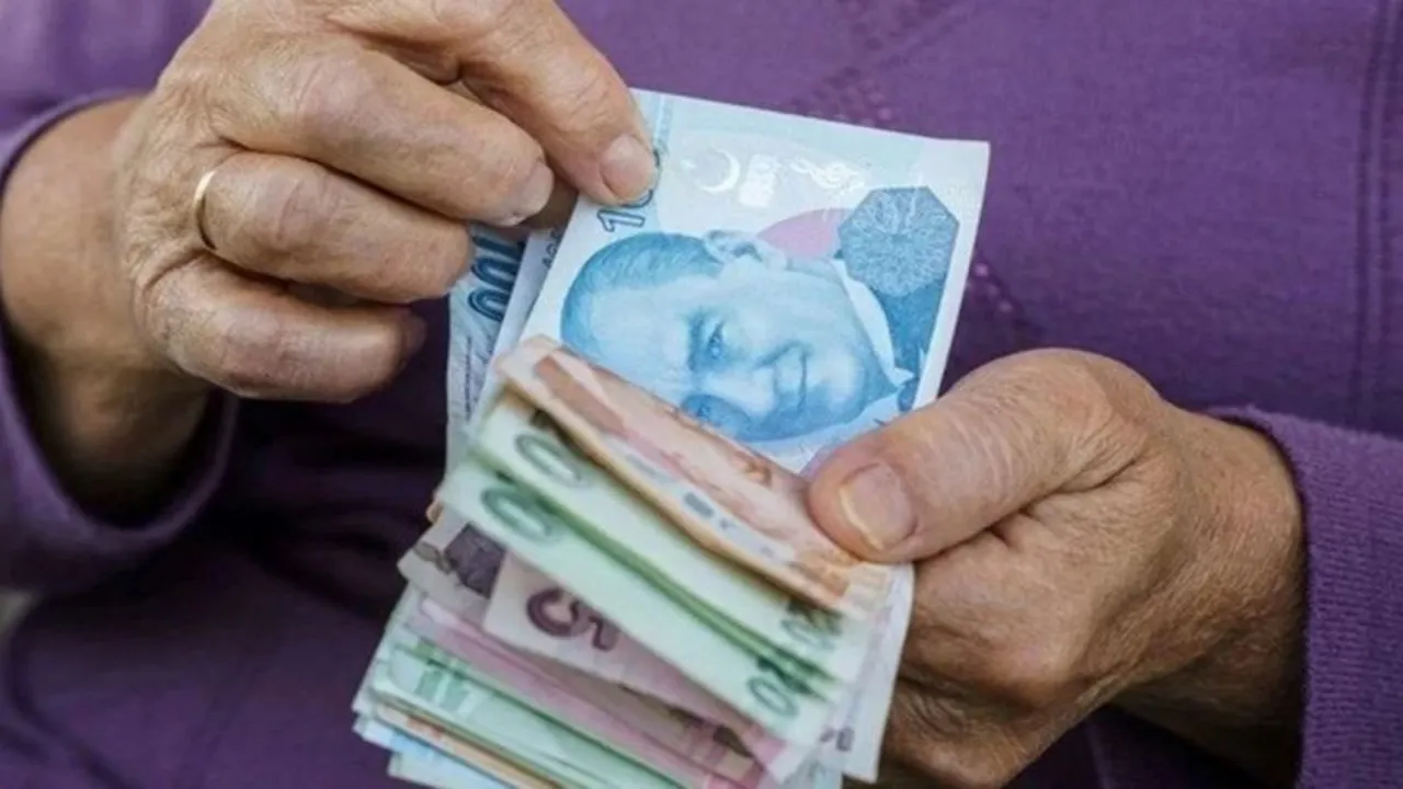 Emekli maaşını Ziraat ATM'sinden çekenler dikkat! 10.000 TL ek ödemeye onay çıktı