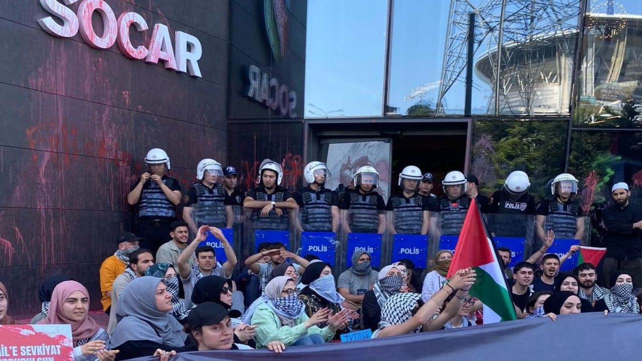 Filistin için Bin Genç Grubu'ndan Socar'a kırmızı boya ile protesto: "Kanlı ticarete geçit vermeyeceğiz!"