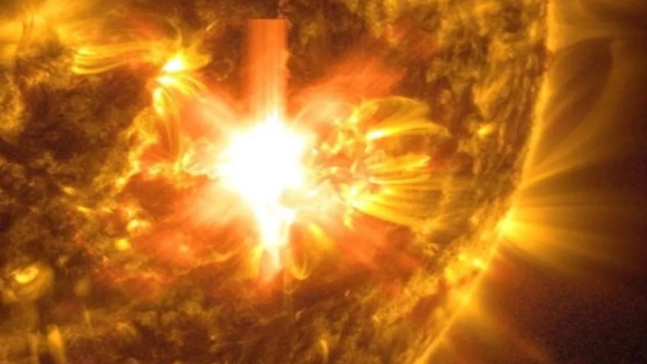 Güneş patlamaları Dünya'yı tehdit ediyor: Cep telefonları ve internet birden kesilebilir! Elektrik hatları...