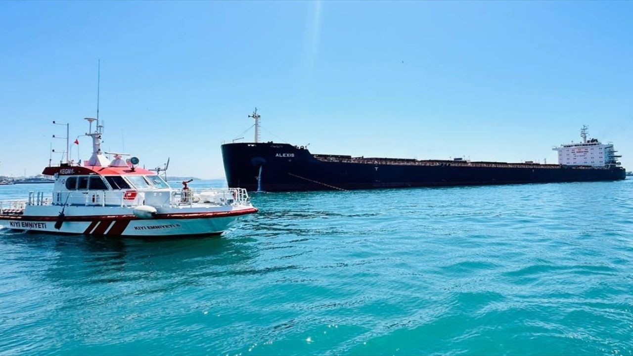 İstanbul Boğazı’nda karaya oturan gemi uzun süren çalışmalar sonucunda kurtarıldı