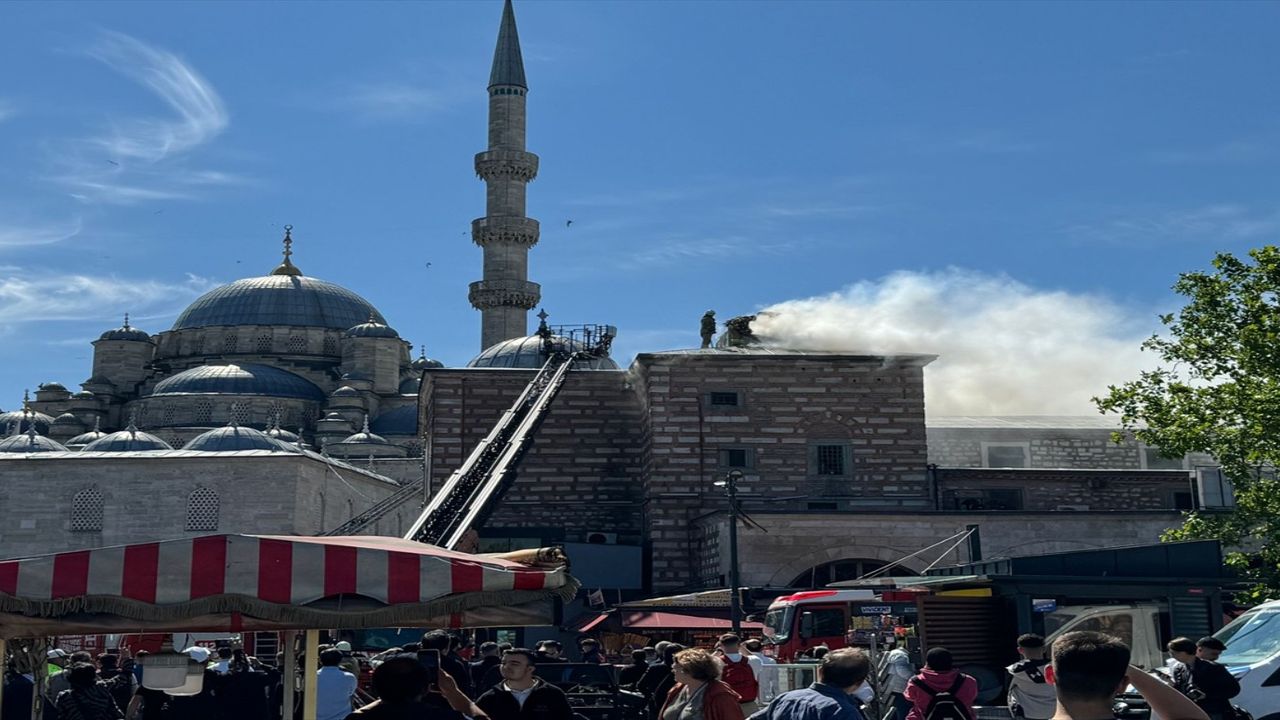 İstanbul'un en eski çarşılarından biri olan tarihi Mısır Çarşısı'nda yangın!