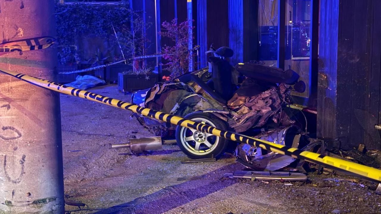 Kocaeli Başiskele'de otomobilin yayaya ve elektrik direğine çarptığı kazada 1 ölü, 1 yaralı