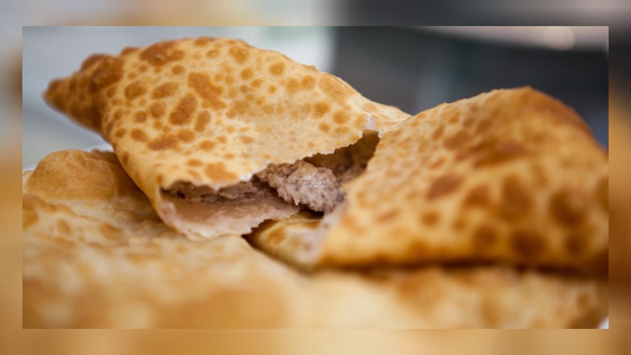 Kokusu ayrı lezzeti ayrı güzel! 15 dakikada hazırlanan nefis börek tarifi