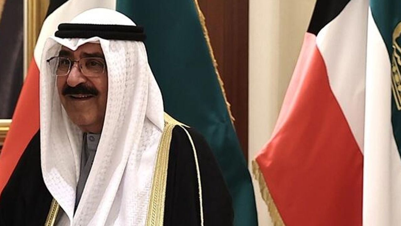 Kuveyt Emiri Meşal el-Ahmed el-Sabah, Meclisi fesih ederek anayasa maddelerini askıya aldı