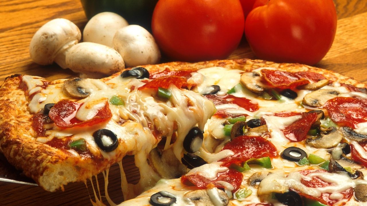 Mayısa olmadan pizza hamuru yapacaksınız! 10 dakikada hazır mayasız pizza hamuru
