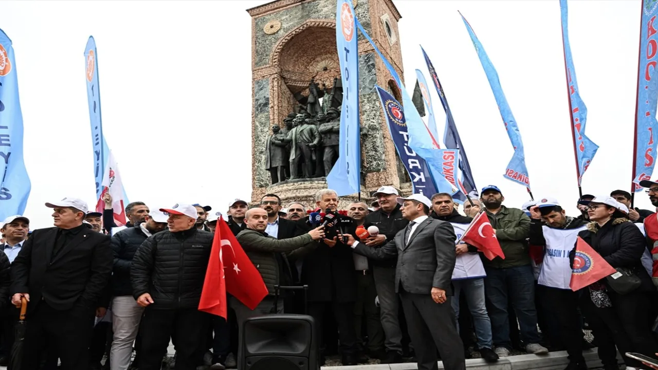 Memur-Sen ve TÜRK-İŞ Taksim’de: Cumhuriyet Anıtı'na çelenk bırakıldı