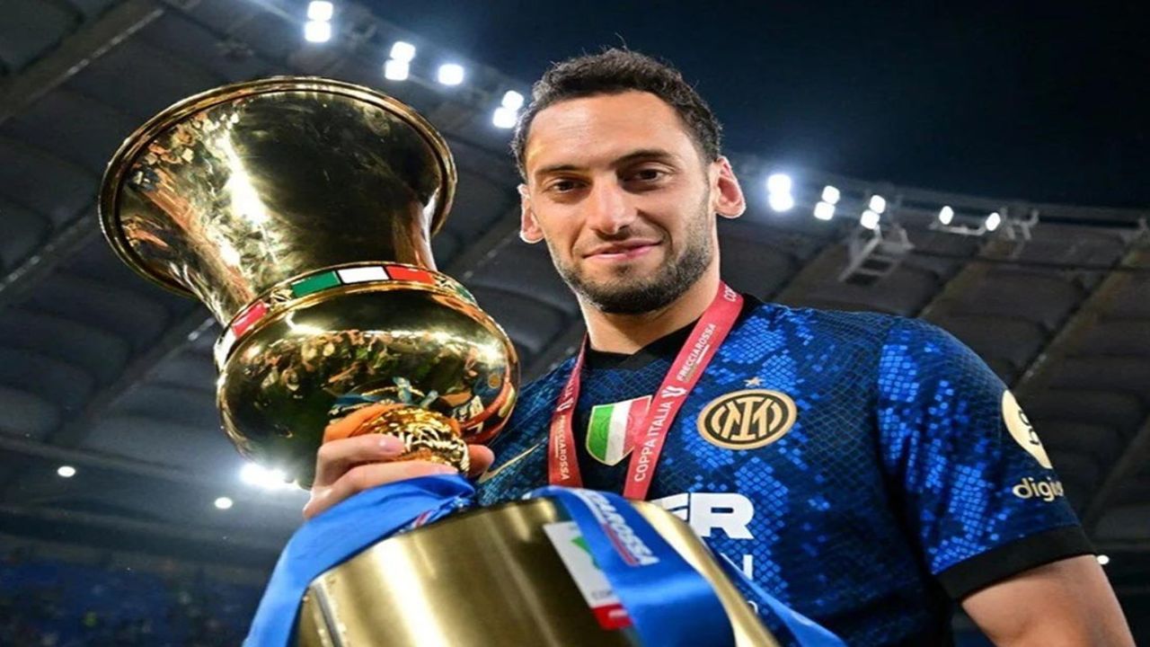  Milano'nun gururu Hakan parlıyor: Çalhanoğlu Serie A'da yılın orta sahası seçildi