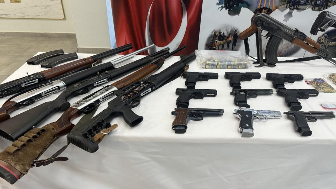 Silah kaçakçılarına ağır darbe: “Mercek-19” operasyonlarında bin 877 silaha el konuldu