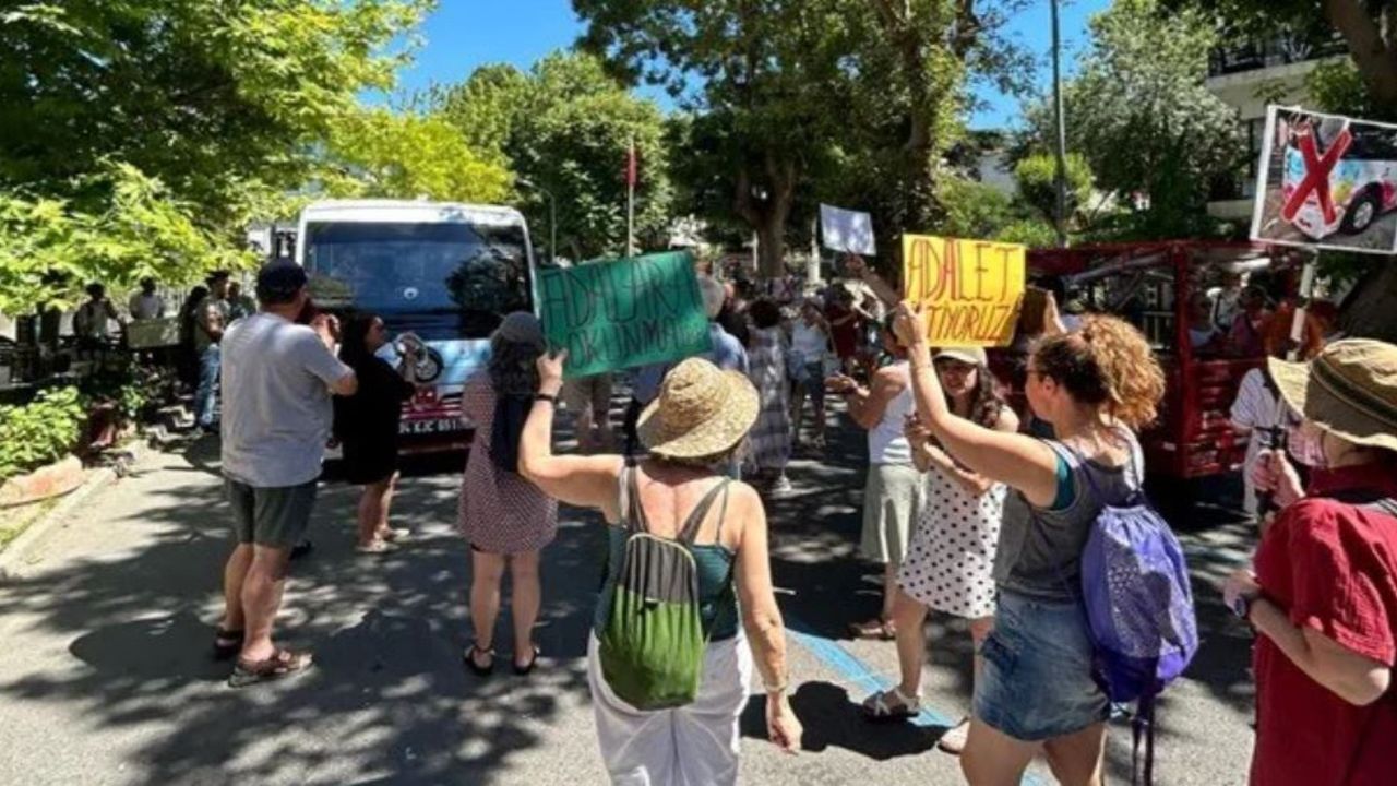 Adalar'da İETT'ye karşı " Azmanbüs istemiyoruz" protestosu devam ediyor!