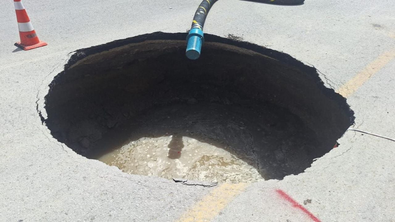 Ankara'da yol çöktü! Melih Gökçek Bulvarı'nda göçük meydana geldi