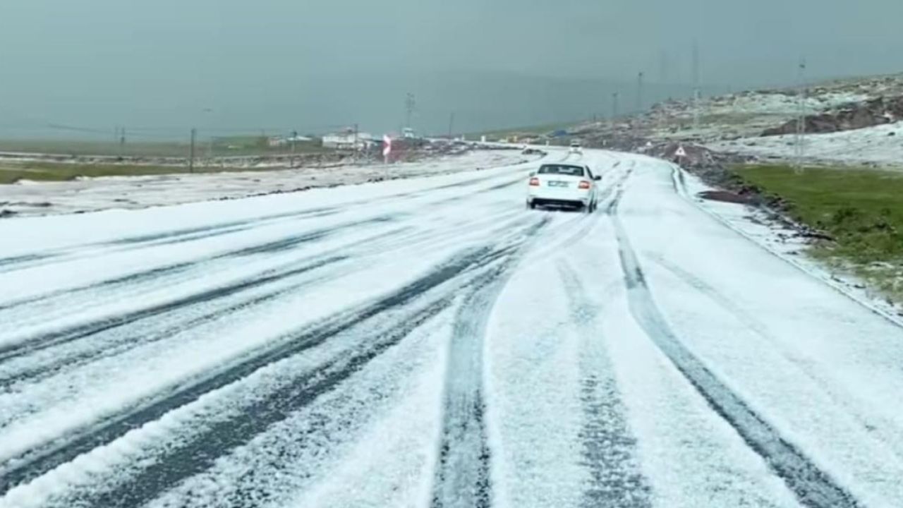 Ardahan'da yağan dolu yolları beyaza bürüdü! Sürücüler zor anlar yaşadı