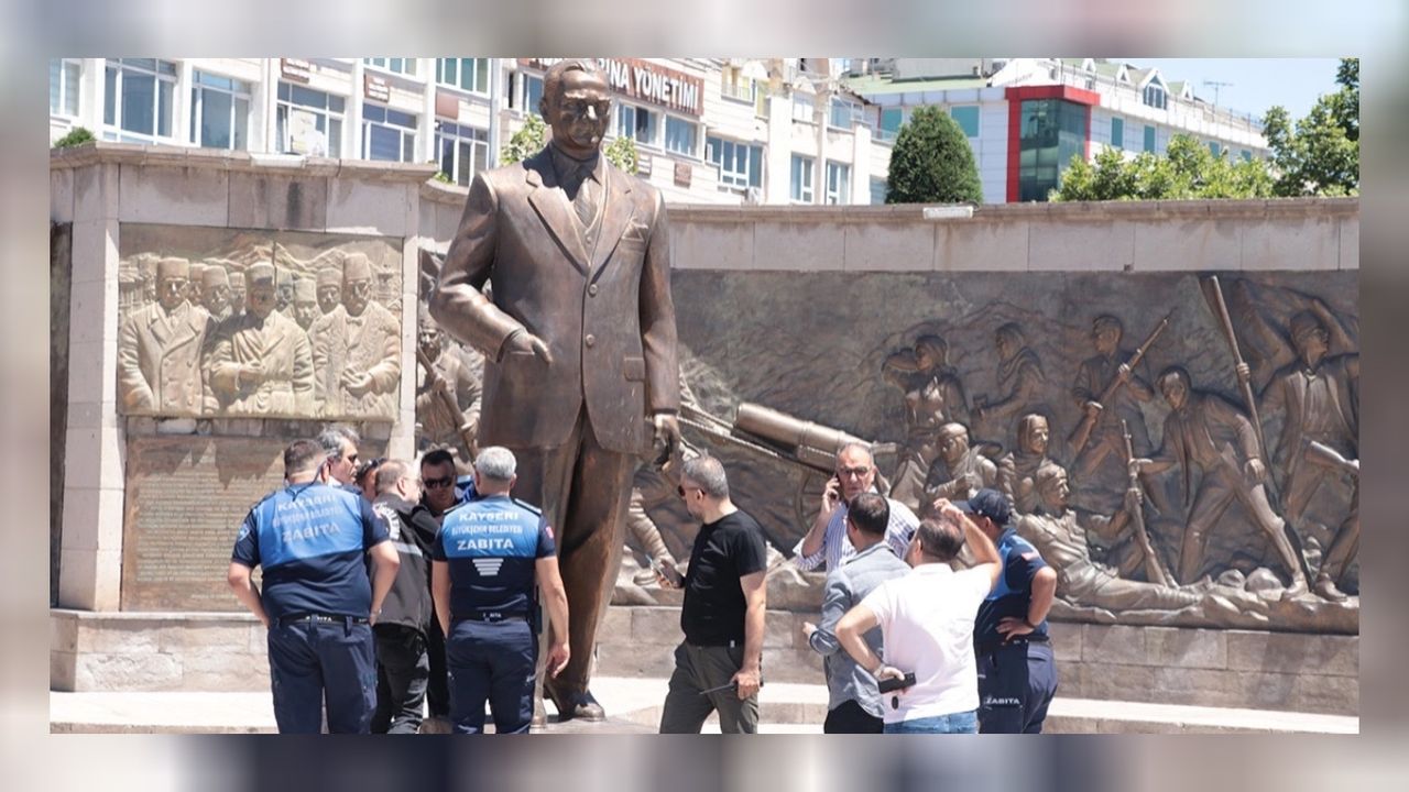 Atatürk anıtına baltayla saldıran iki şahsın gerekçesi: Allah rızası için yaptık! 