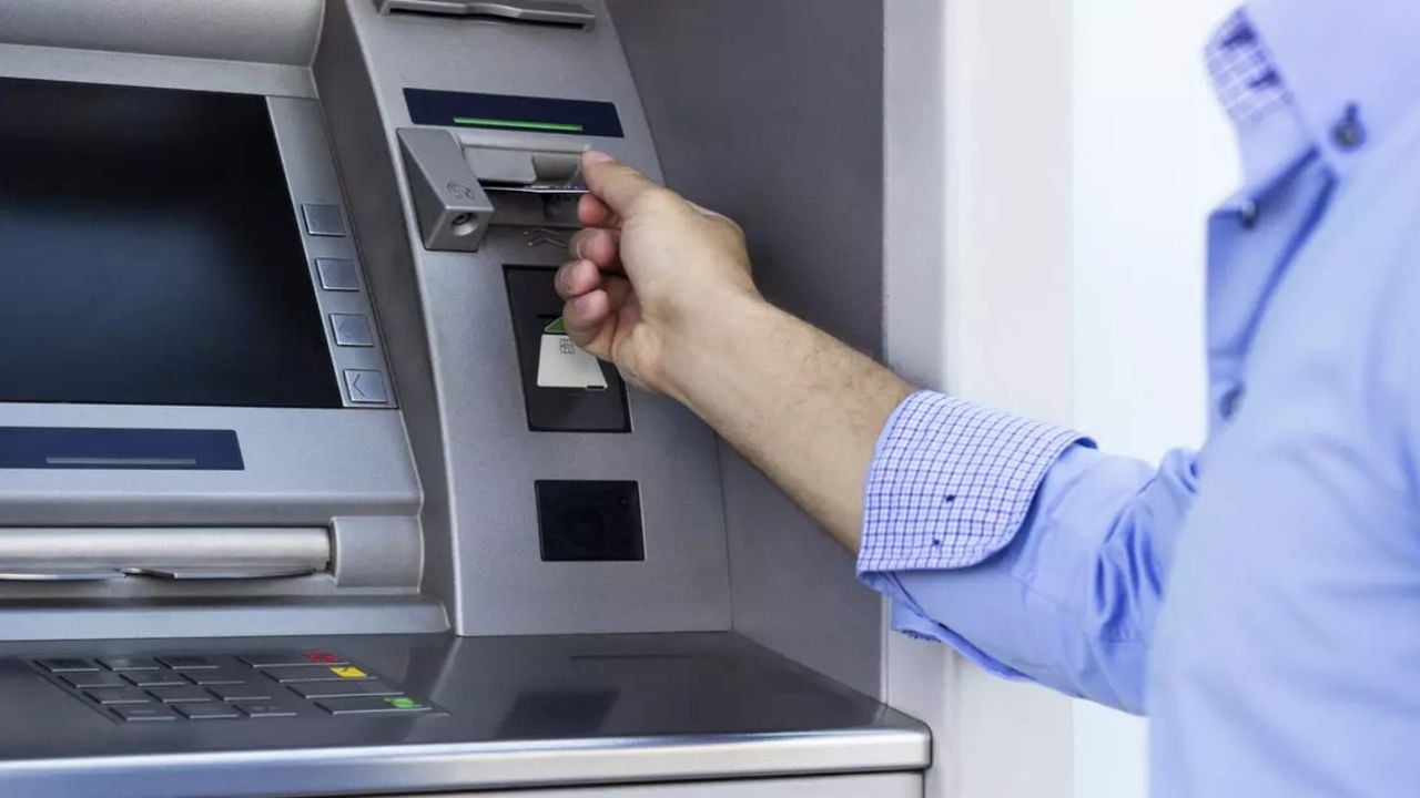 ATM'lerde sakın bunu yapmayın! Bir anda kartınız elinizden gidebilir