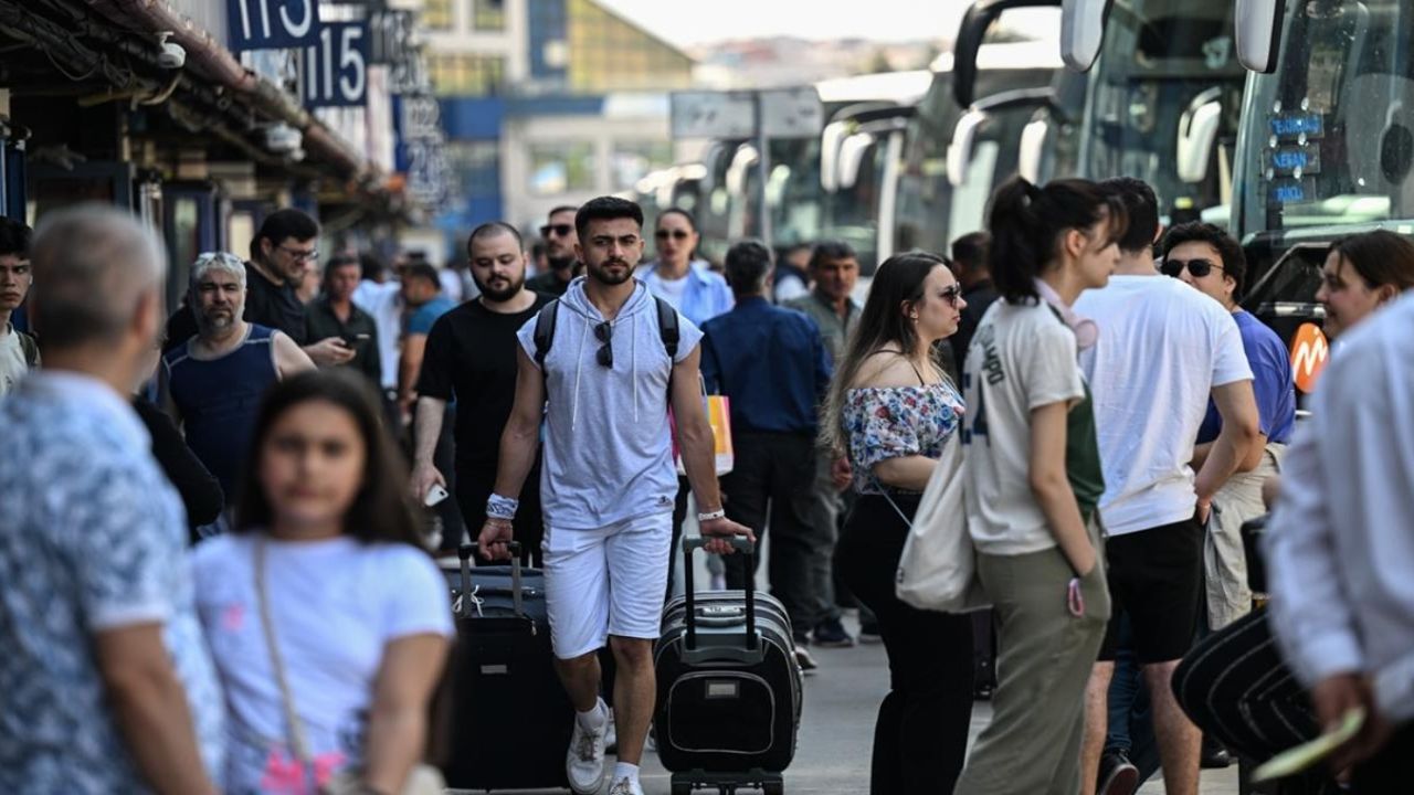 Büyük İstanbul Otogarı'nda bayram arifesi yoğunluğu! Ek seferler de yetmiyor