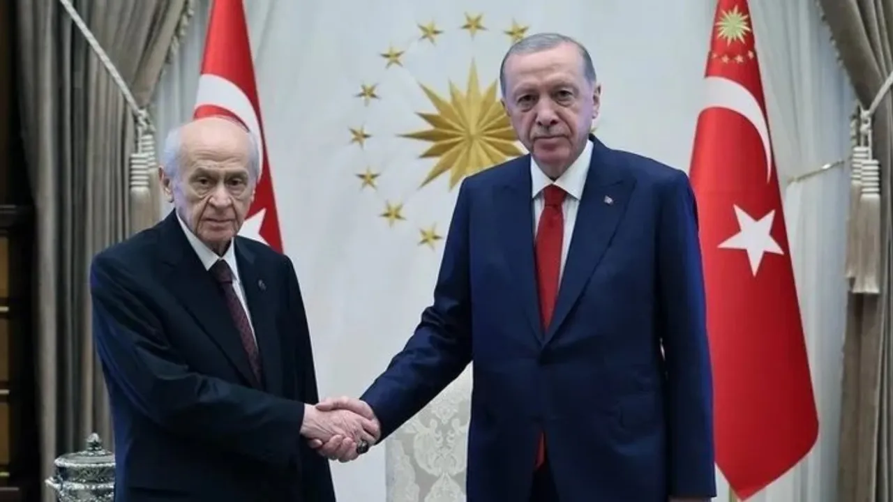 Cumhurbaşkanı Erdoğan ve MHP Lideri Bahçeli, Cumhurbaşkanlığı Külliyesi'nde bir araya geldi!