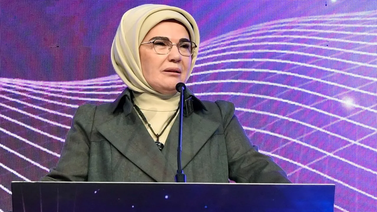 Emine Erdoğan'dan YKS'ye girecek öğrencilere başarı dileği: "Yolunuz açık, geleceğiniz parlak olsun"