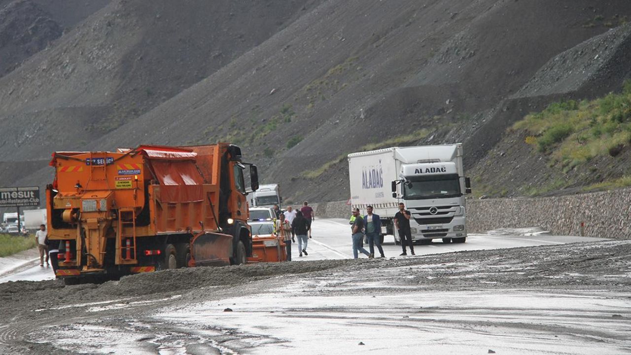 Erzincan-Sivas'ta heyelan yolu kapattı! Trafik kilit, ekipler yol açma çalışmalarında