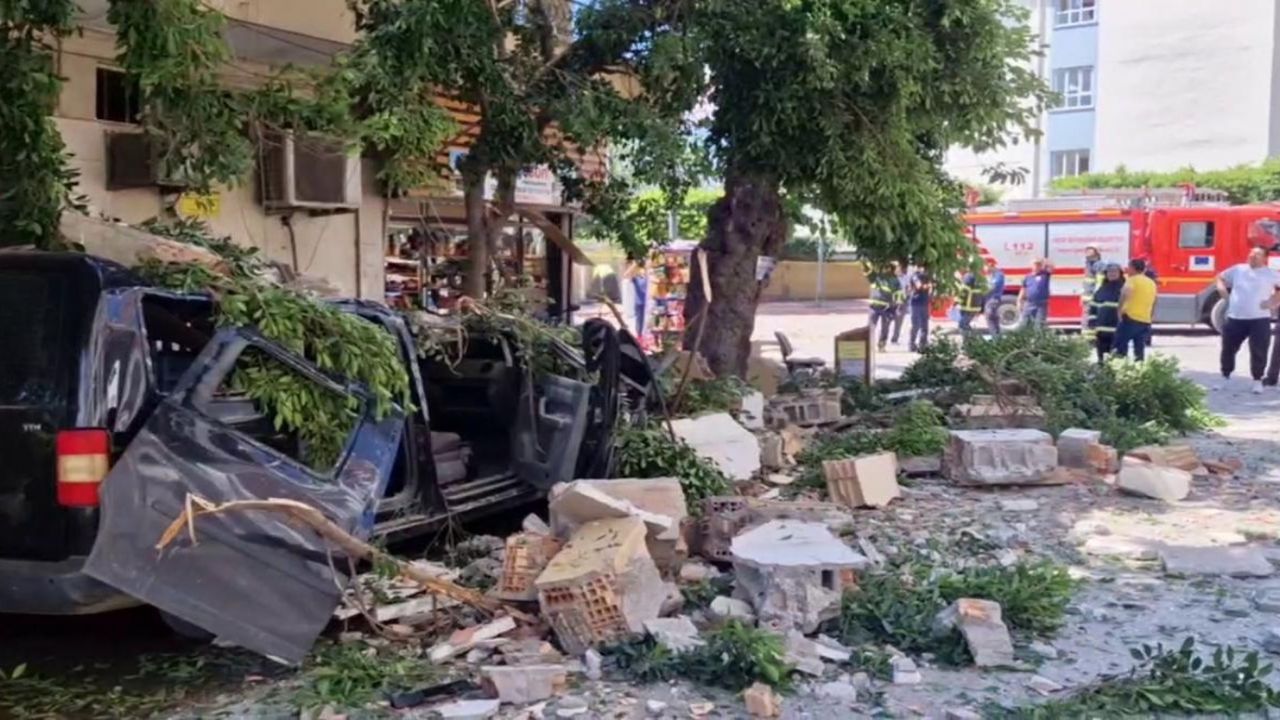 Hatay'da korkutan patlama! Payas ilçesindeki 2 katlı binada hasar oluştu